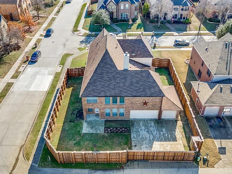 778 Fall River Dr — Photo 2