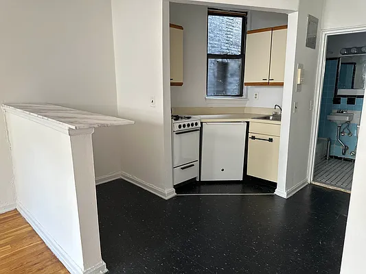Rented by Eric Goodman Realty Corp | media 8