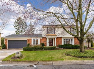 895 Avon Ct, Grosse Pointe Woods, MI 48236