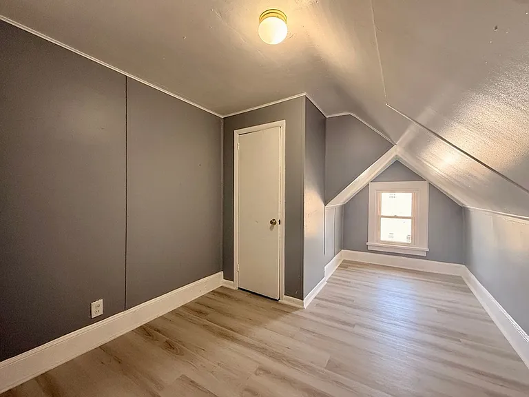 265 N Laurel St — Photo 10