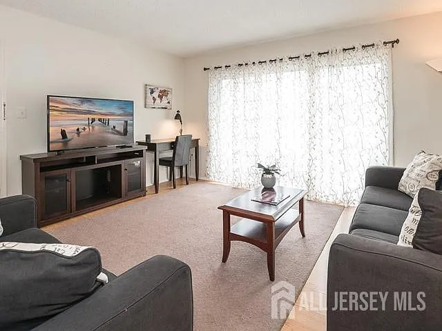 414 Lancaster Ct — Photo 3