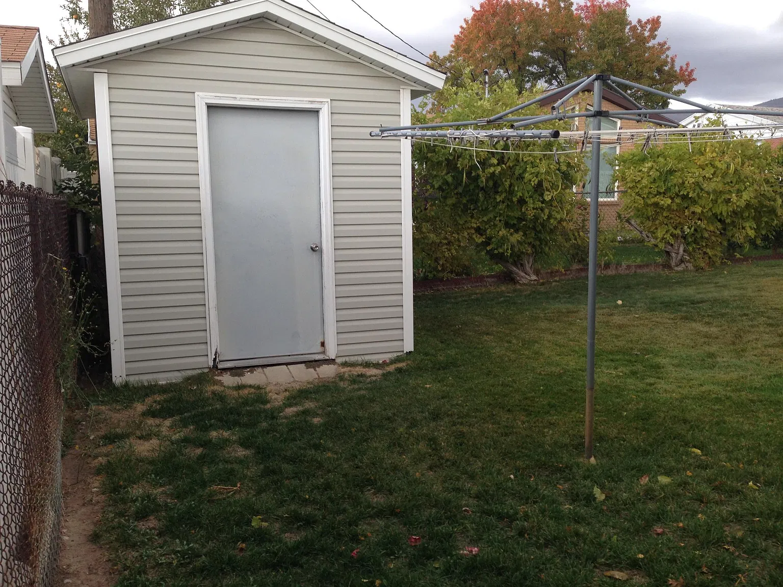 4 bed, 1.5 bath, 2400 sqft, $2,300 — Photo 4