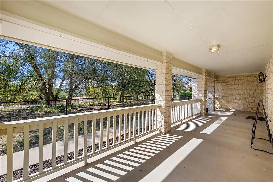 3 bed, 2.0 bath, 2056 sqft, $3,000 — Photo 3