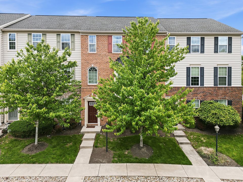1st image of 202 Pointe View Dr