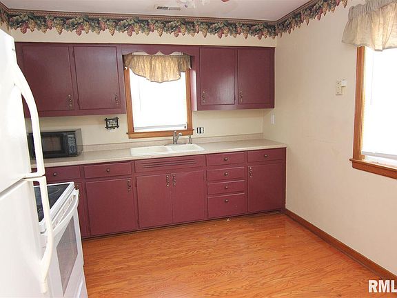 2nd image of 105 W Sunny Ln