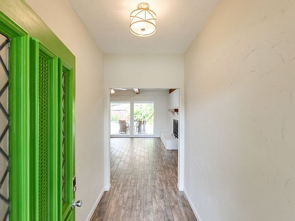 4th image of 425 Provincetown Ln