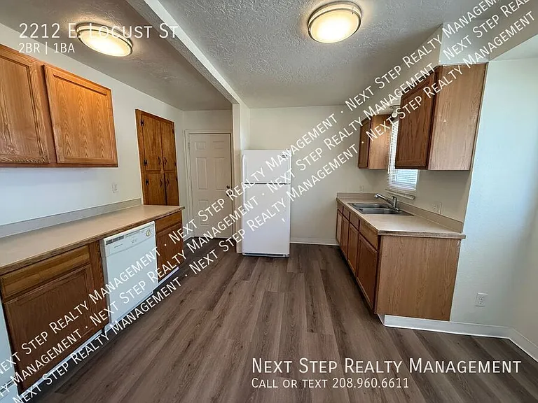 2212 E Locust St — Photo 4