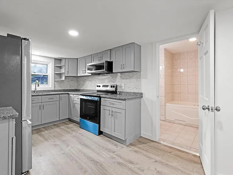402 River St — Photo 2