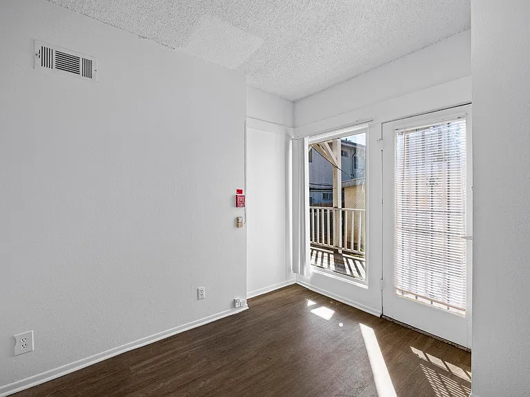 2335 Portland St — Photo 16
