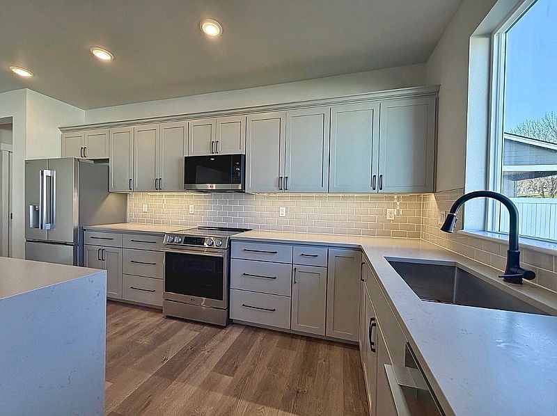 3rd image of 494 N Ruddy Street