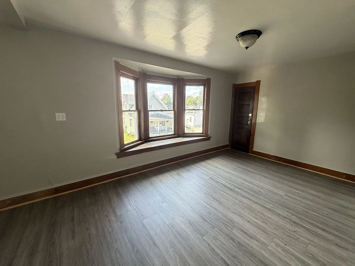 Cozy 3 Bedroom Home for Rent — Photo 4