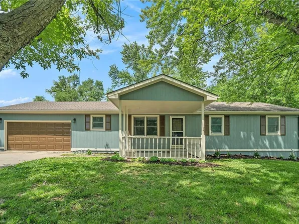 305 E 8th St, Tonganoxie, KS 66086