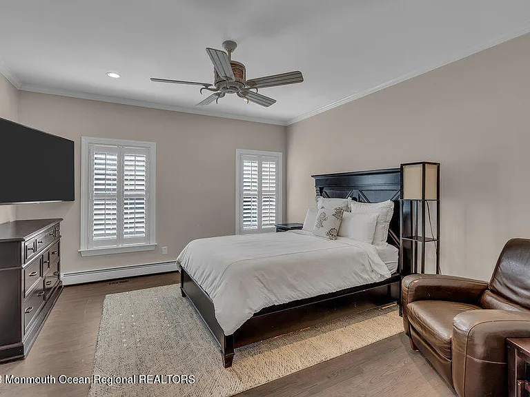 323 E Main St — Photo 16