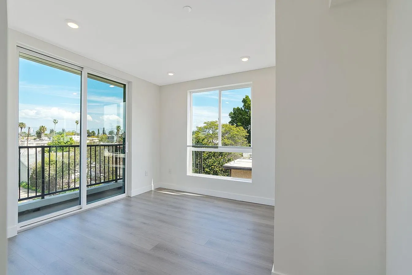 14228 Delano St — Photo 3