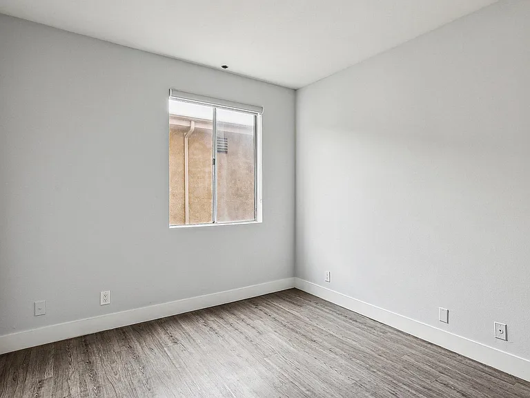Catalina Apartments — Photo 21
