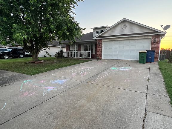 2nd image of 909 Yarrow Dr