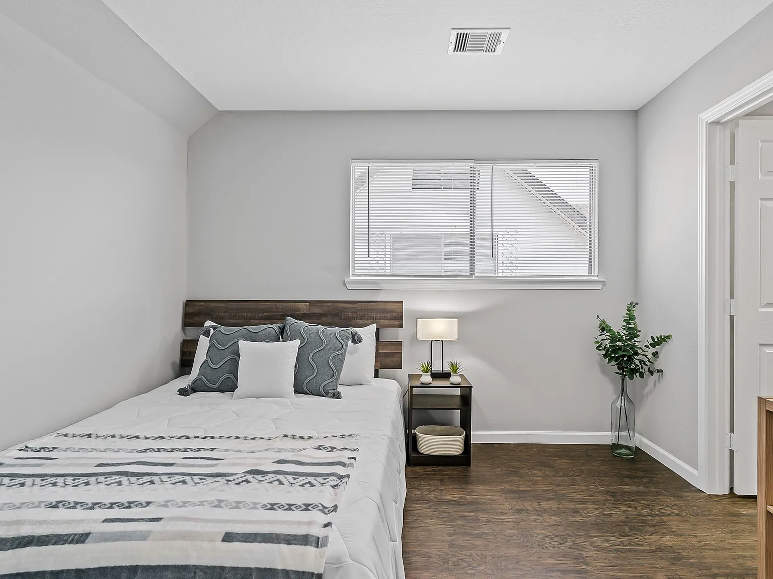 4 bed, 4.0 bath, 1844 sqft, $866 — Photo 1