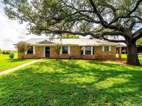 5784 COUNTY ROAD 136, Floresville, TX 78114