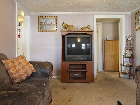 5th image of 221 Columbia Ave