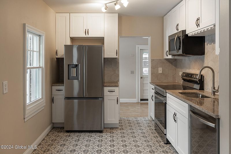 4th image of 173 Milner Avenue
