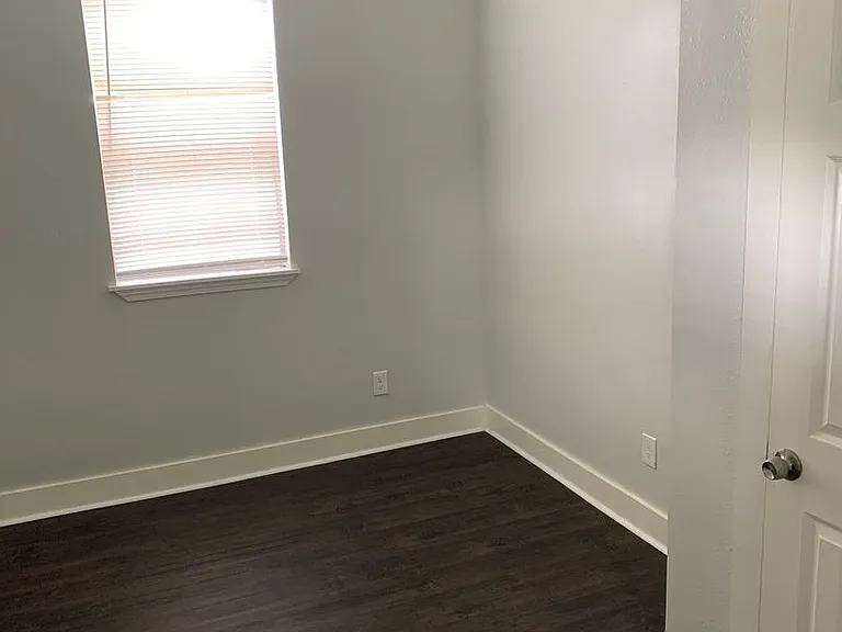 1107 Avenue A — Photo 33