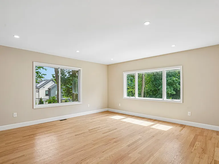 559 Winthrop St — Photo 2