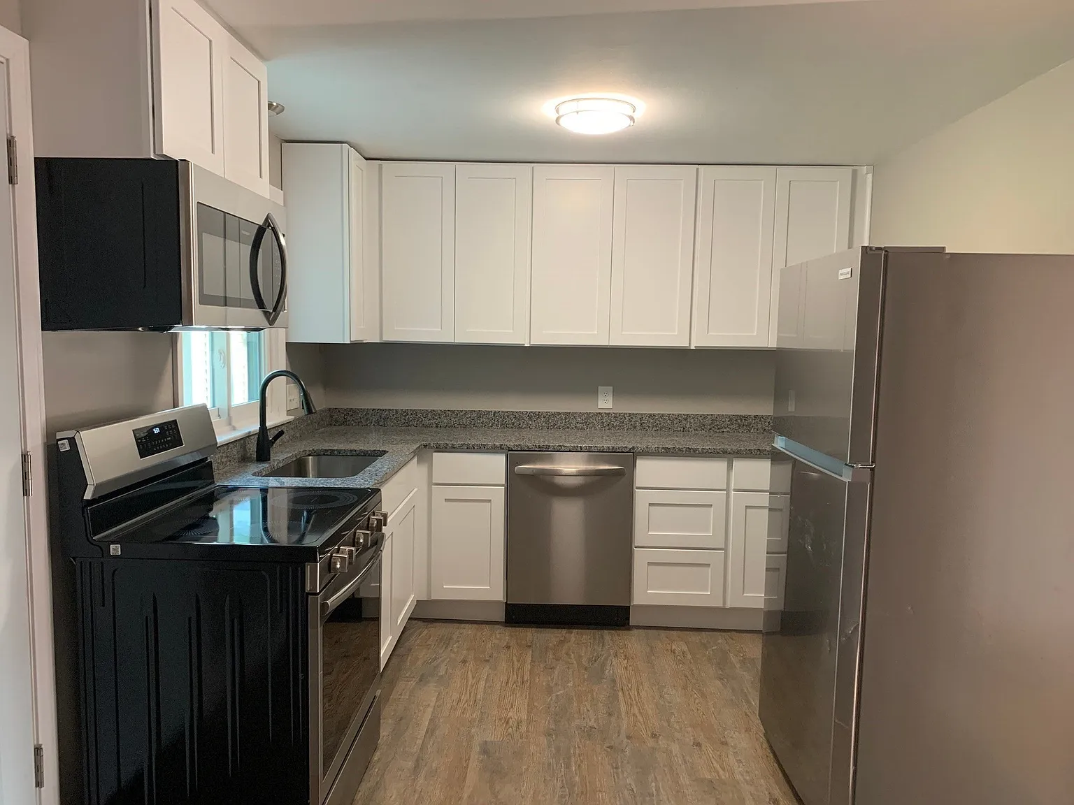 2 bed, 970 sqft, $1,800 — Photo 2