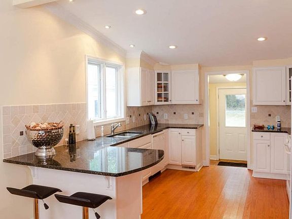 Kitchen - granite counter top, breakfast bar, dishwasher & garbage disposal.