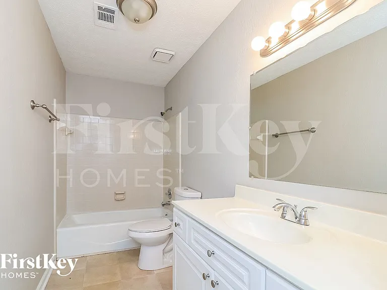 824 Riverstone Ln — Photo 13