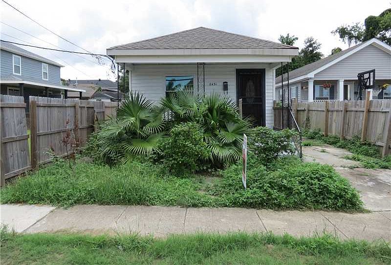1st image of 2431 Mistletoe St