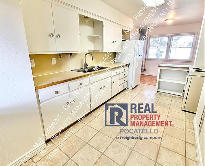 793 McKinley Ave — Photo 3