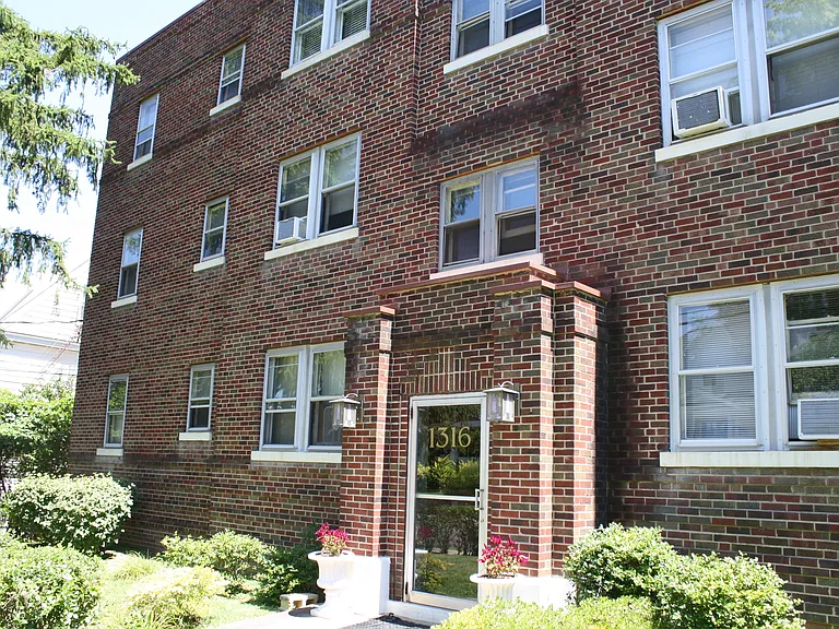 1316 Morten St #204 — Photo 15