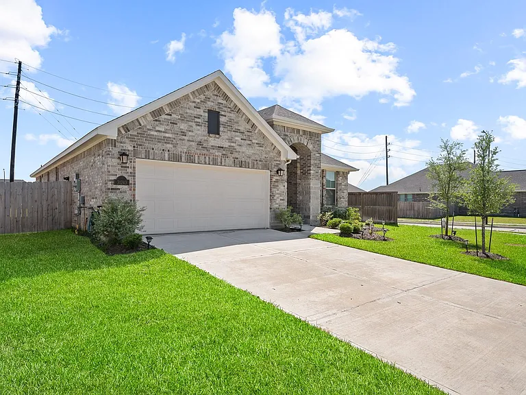 31243 Conover Dr — Photo 3