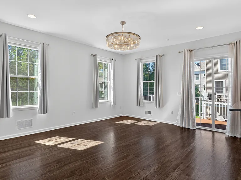 60 Roosevelt Dr — Photo 16