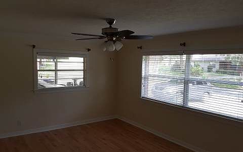 4th image of 241 SE Oak St