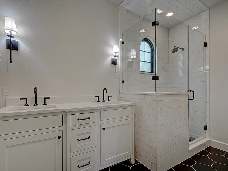 1208 W 22nd St — Photo 16