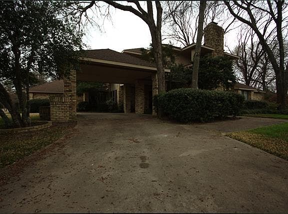2nd image of 1800 Green Tree Ln
