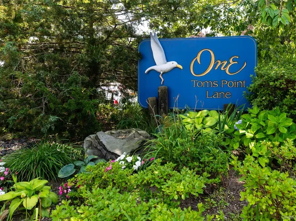 1 Toms Point Lane apt C Building 1, Port Washington, NY 11050