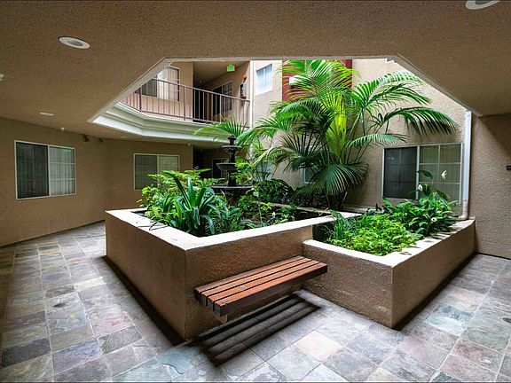 4th image of 114 N Doheny Dr APT 204