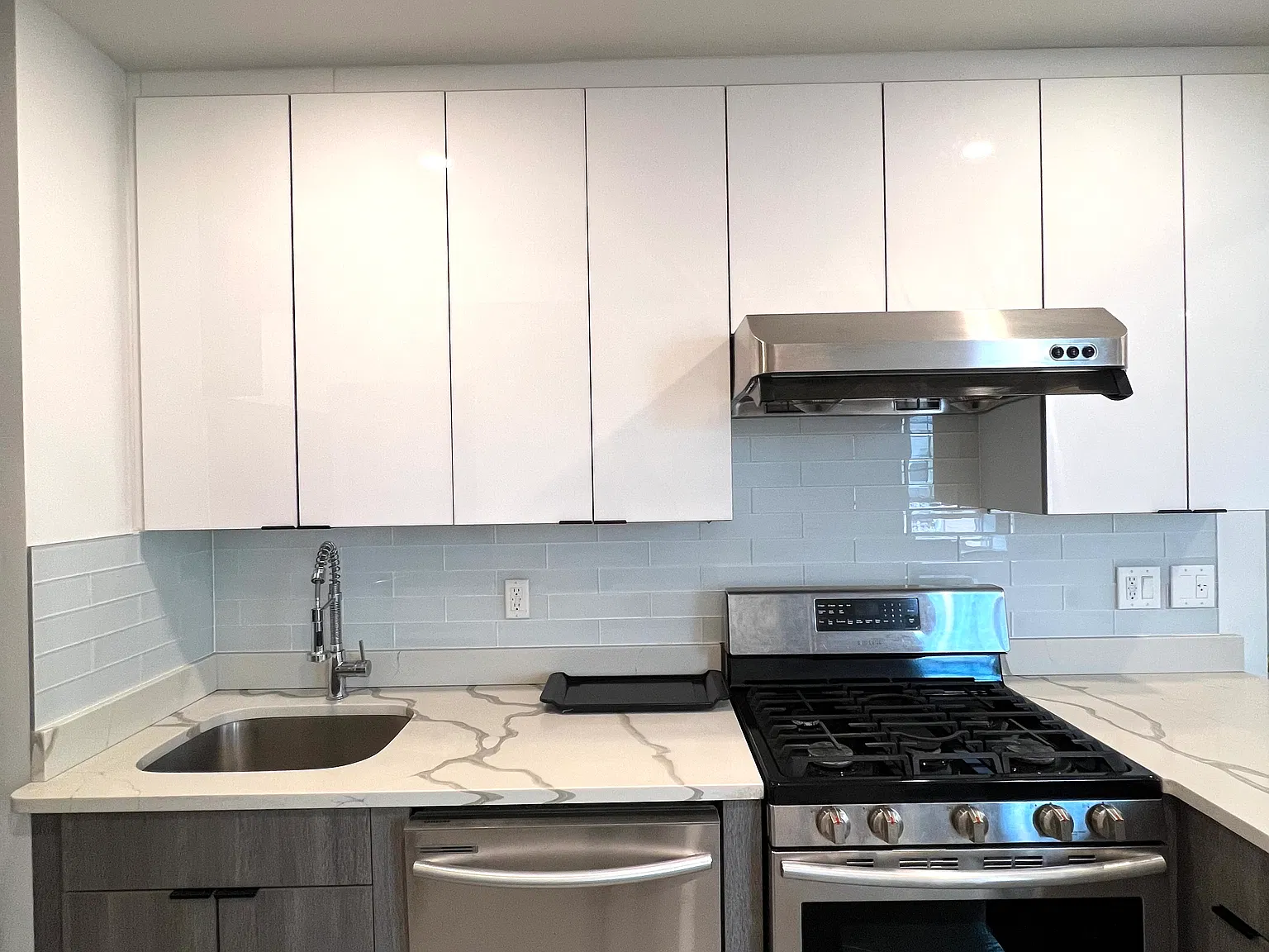 3 bed, 1050 sqft, $3,200 — Photo 3