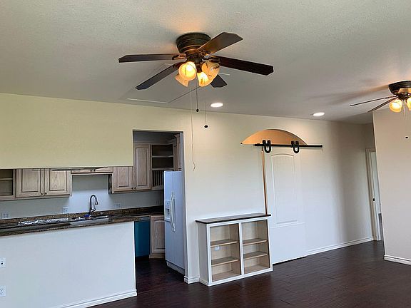 BAR BETWEEN LIVING/KITCHEN