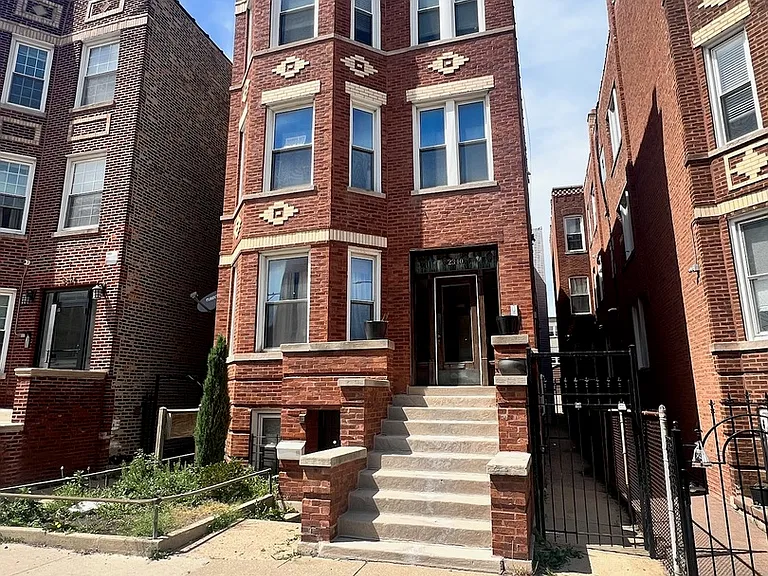 2340 W Augusta Blvd #1R — Photo 1