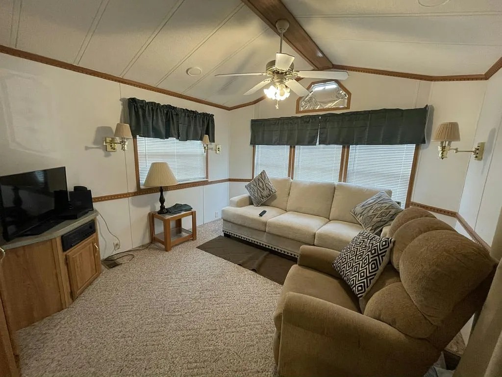 1 bed, 1.0 bath, 396 sqft, $1,200 — Photo 2