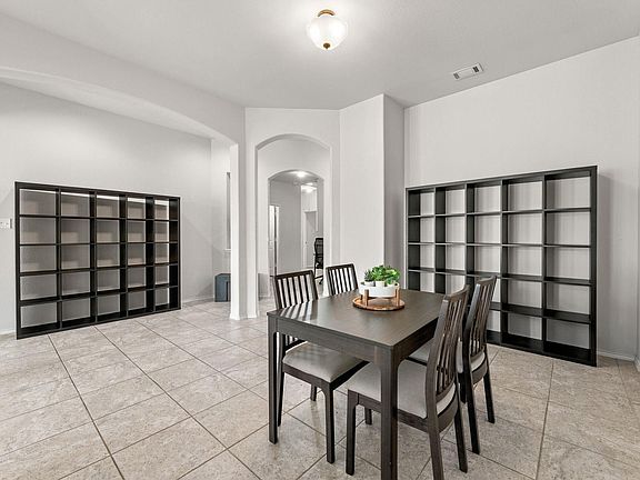 5th image of 407 Chaparral Dr