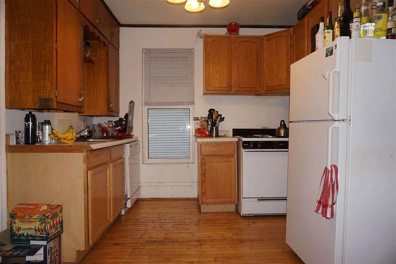5 bed, 2.0 bath, 1400 sqft, $4,675 — Photo 4
