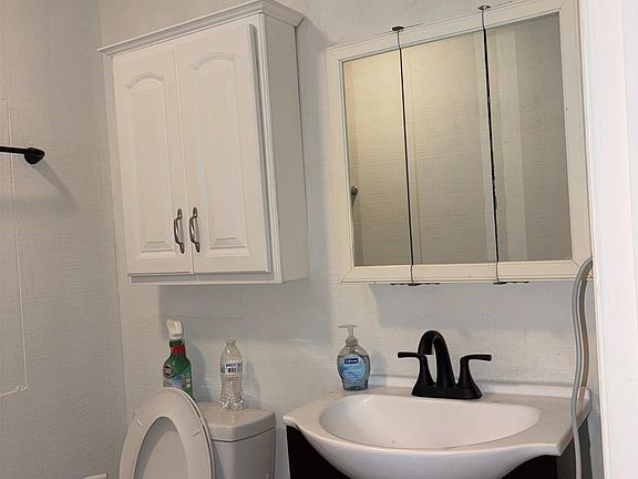 4th image of 825 Maple Creek Rd