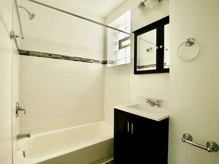646 W Roscoe St #6H — Photo 15