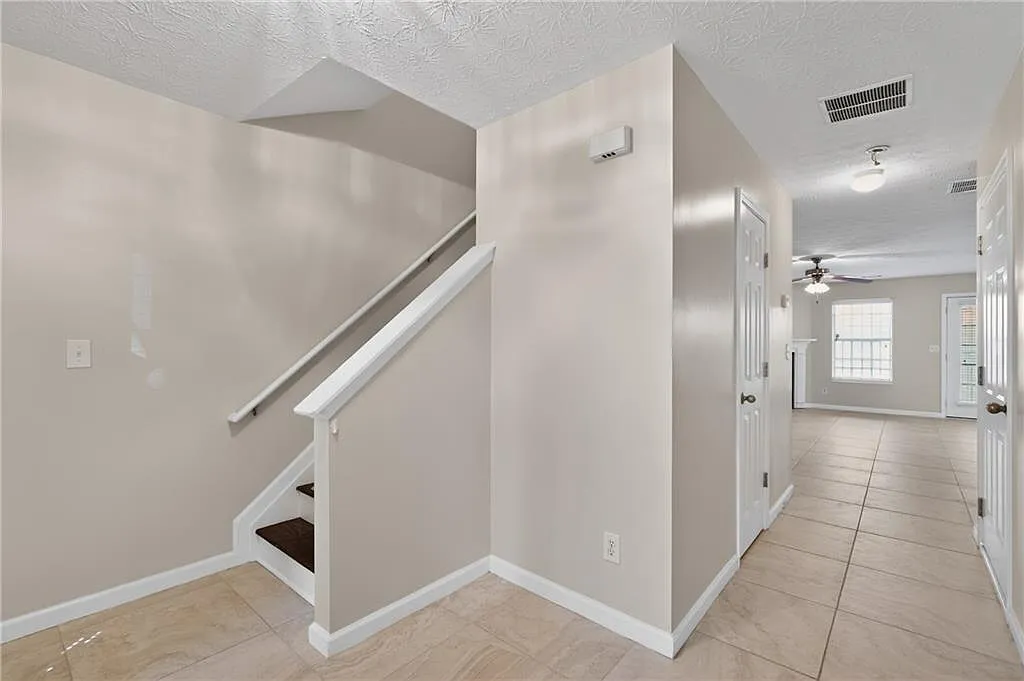 2 bed, 2.5 bath, 1433 sqft, $1,700 — Photo 4