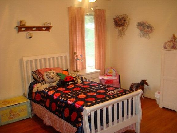 3rd image of 2113 Hillcrest Dr