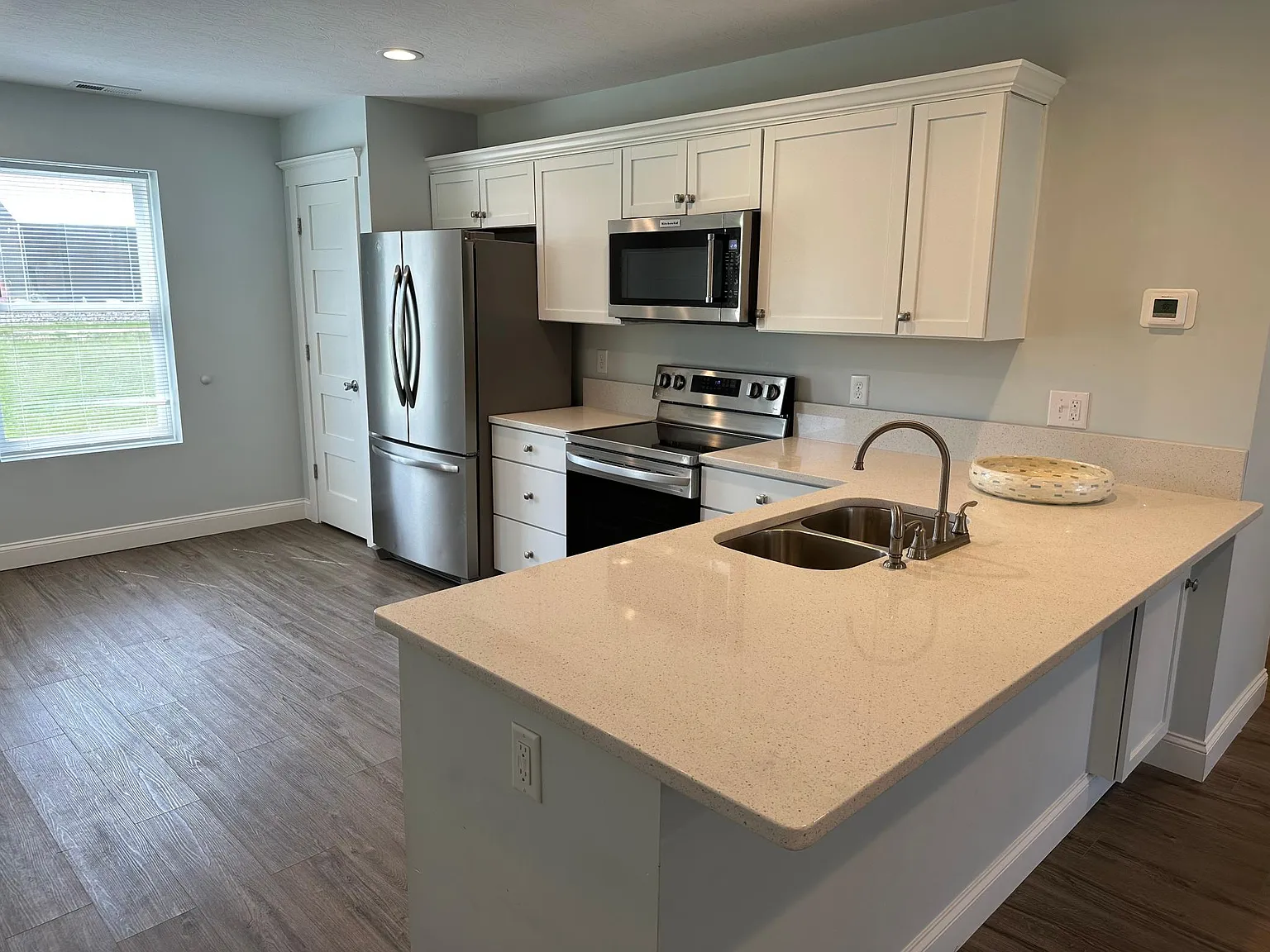 2 bed, 1000 sqft, $1,400 — Photo 4